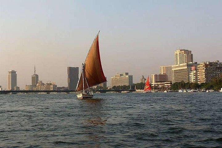 カイロの乗り継ぎ、ギザのピラミッド、ナイル川のフェルッカとラクダ乗り