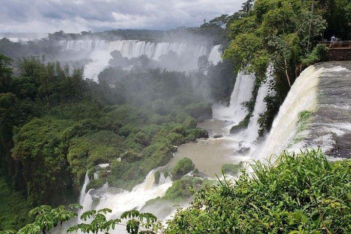 Enjoy the Iguazu falls and the "Devil's throat" from the argentine side