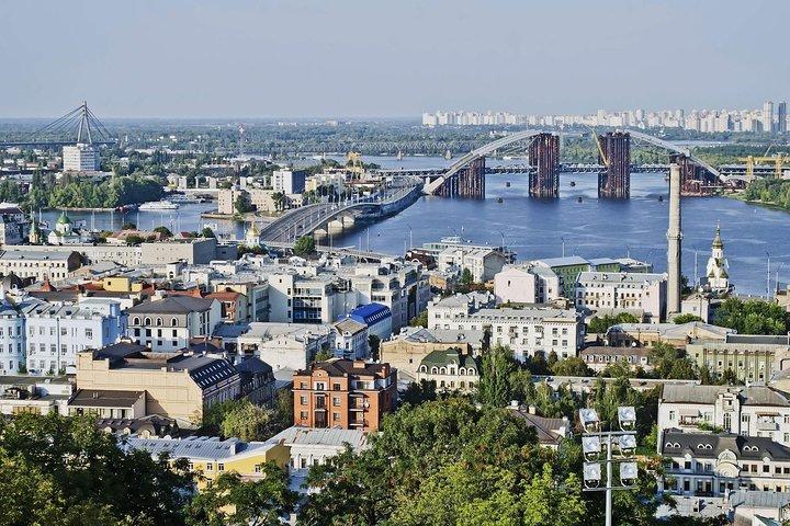 Trasferimenti privati di arrivo a Kiev dall'aeroporto Kiev Zhulhany IEV alla città di Kiev