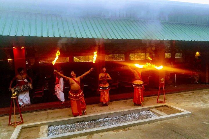 スリランカの最後の残りの王国「カンディ」へのプライベート1日ツアー。