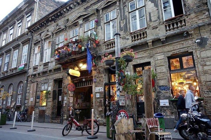 地元のドリンクと屋台の食べ物を楽しめるブダペストの廃墟バーのプライベートツアー