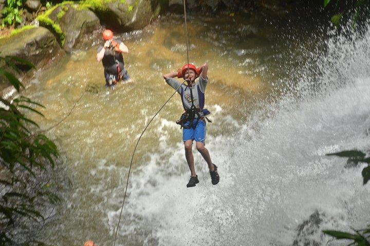 Excursion aventure multi-activités d'une demi-journée en rappel et cascade