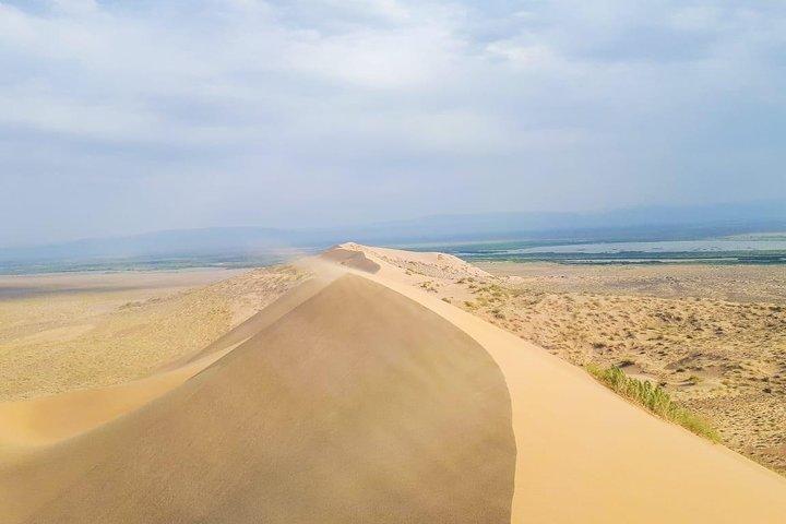Altyn emel 2日間ツアー。 (歌う砂丘、AkTau、KattyTau)