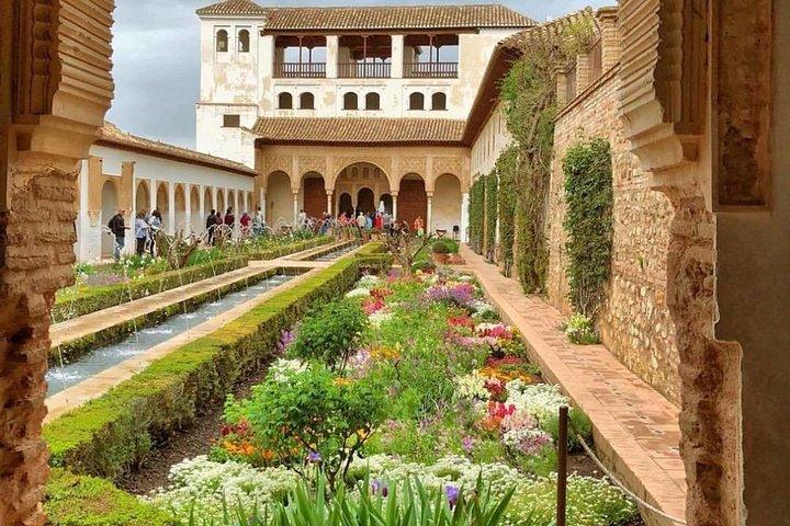 Alhambra Kleingruppentour mit Nasrid, Generalife & Alcazaba