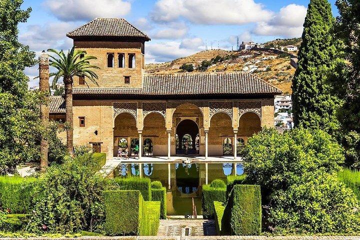 Alhambra Kleingruppentour mit Nasrid, Generalife & Alcazaba