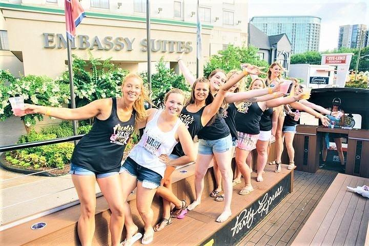 ナッシュビルで最もワイルドなホンキートンク公共パーティーバス(21+)