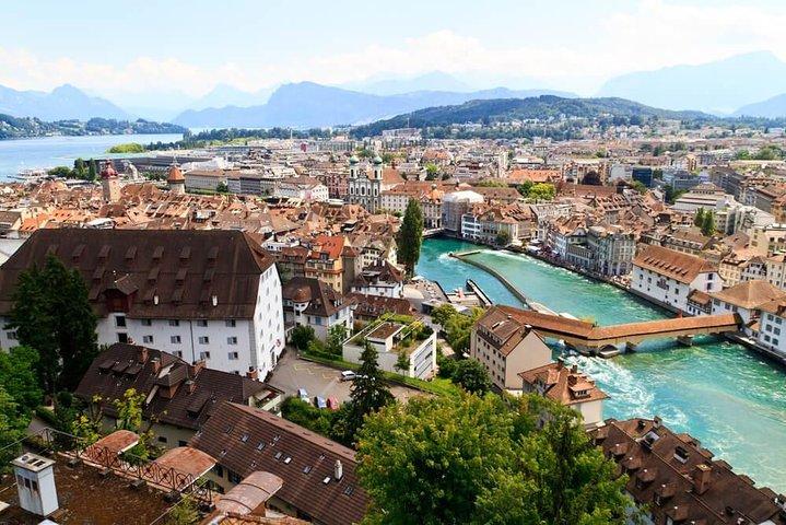 プライベート送迎：チューリッヒ空港 ZRH からルツェルンまでビジネスカーで
