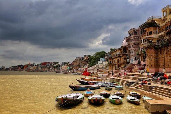 Balade en bateau au lever du soleil sur le Gange – Découvrez l’âme de Varanasi