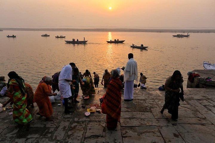 Balade en bateau au lever du soleil sur le Gange – Découvrez l’âme de Varanasi