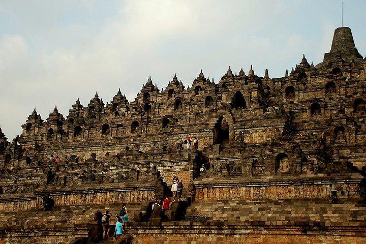 Tour privado del templo de Borobudur con guía de habla alemana