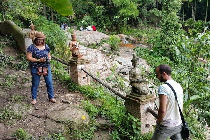 Halv dag, mediteretreat med munkchat med vandfaldstemplet, Chiang Mai, Thailand