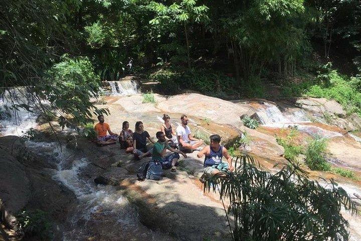 Halv dag, mediteretreat med munkchat med vandfaldstemplet, Chiang Mai, Thailand