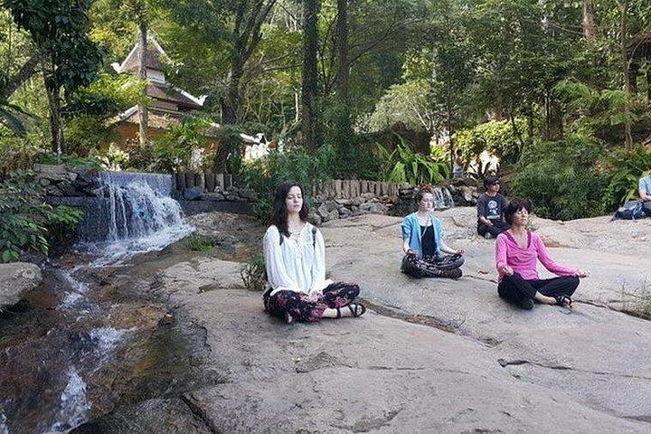 半日、滝寺、チェンマイ、タイの僧kチャット瞑想リトリート