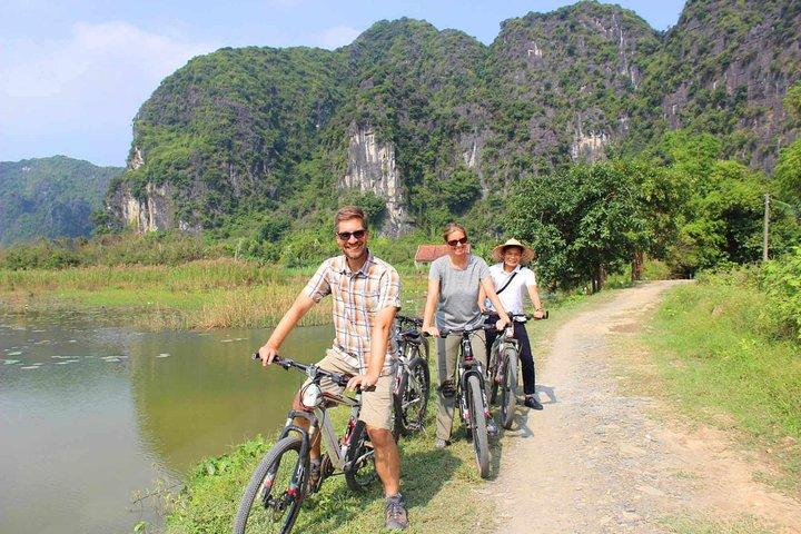 Ninh BinhとHoa Lu Acient Citadel（オプションの自転車付）