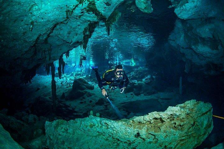Ga voor 2 duiken in cenote Dos ojos voor gecertificeerde duikers