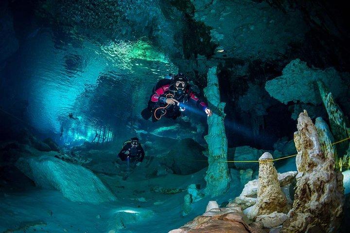 Ga voor 2 duiken in cenote Dos ojos voor gecertificeerde duikers