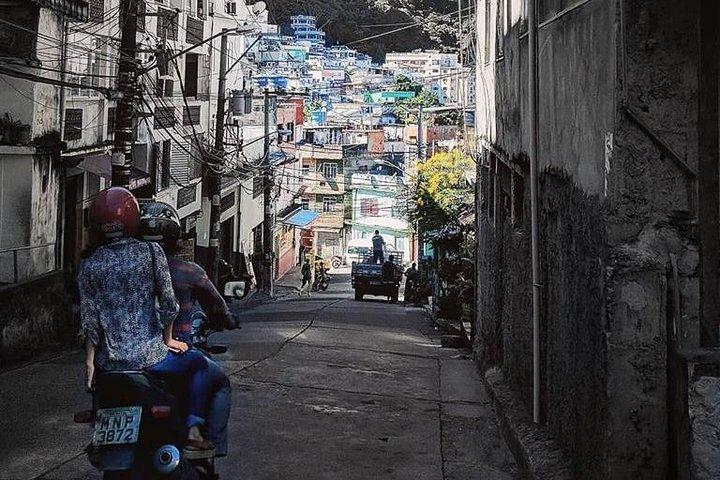 Favela Vidigalツアーとブラジルランチ