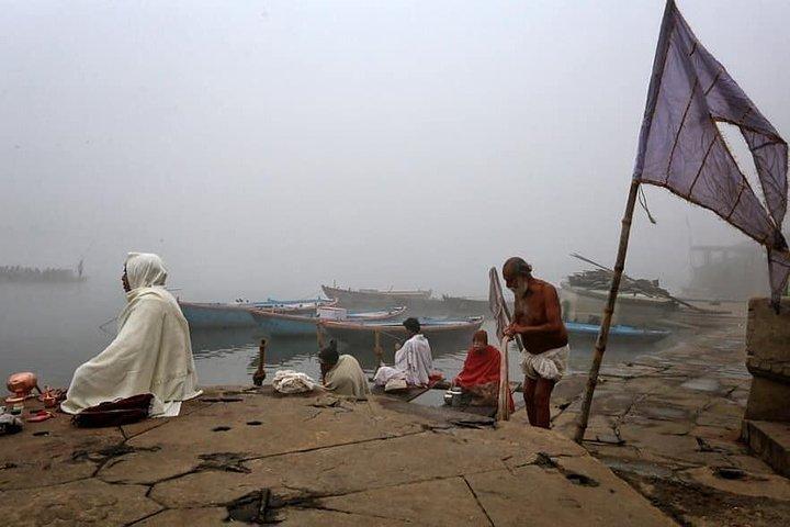 Balade en bateau au lever du soleil sur le Gange – Découvrez l’âme de Varanasi