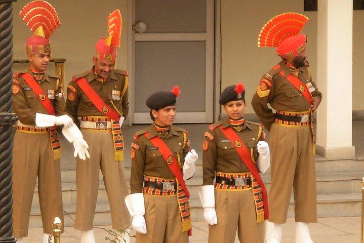 Visite privée du temple d'or et de la frontière de la Wagah avec un déjeuner punjabi authentique
