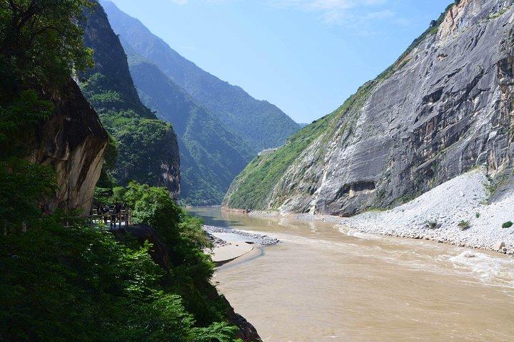 Lijiang Sanyi flygplats (LJG) Pick up och Tiger Teaping Gorge Private Tour