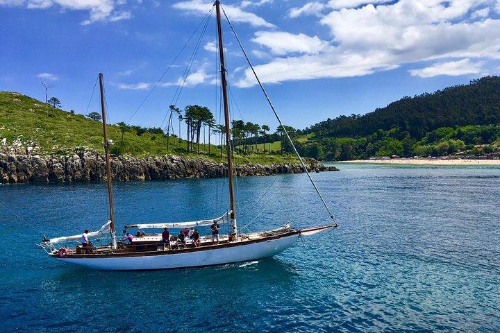 Navegue descobrindo a costa a bordo de um veleiro clássico