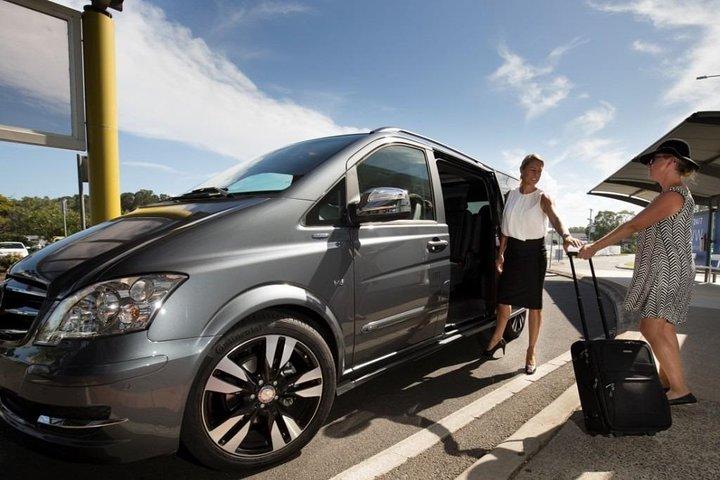 Transfer vom oder zum Flughafen Santorini – Ihr persönlicher Transfer