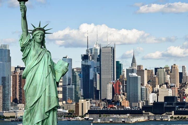 Private Transfer: LaGuardia Airport LGA to New York by Luxury SUV