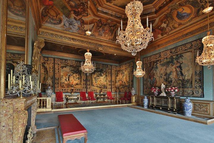 Vaux-le-Vicomte Castle Day Trip with Chateaubus Shuttle