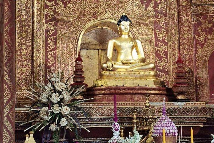フルーツと花の寄付で有名な寺院に向かう日の出の祝福の散歩