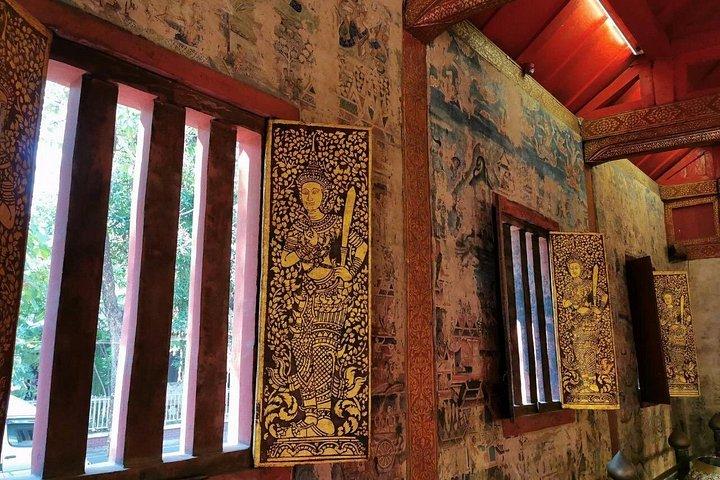 フルーツと花の寄付で有名な寺院に向かう日の出の祝福の散歩