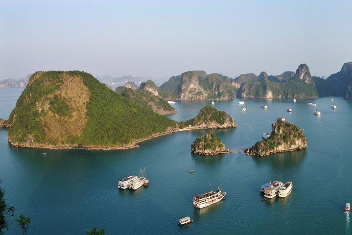 Excursión de un día de lujo a la bahía de Halong con la cueva Sung Sot, la isla Titop y kayak.