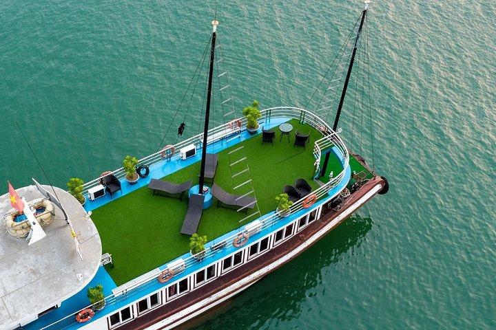 Excursión de un día de lujo a la bahía de Halong con la cueva Sung Sot, la isla Titop y kayak.