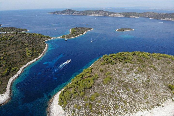 プライベート3つの島トロワールからフヴァル島とパクペリ島までのボートツアー
