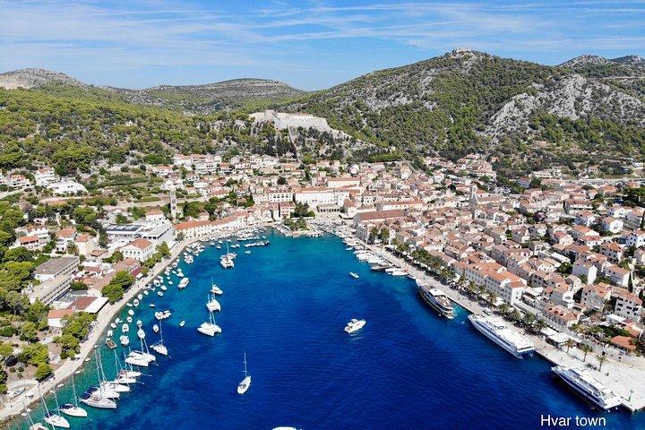 Visite privée: Hvar et Pakleni - Tour des 3 îles en vedette rapide depuis Split ou Trogir