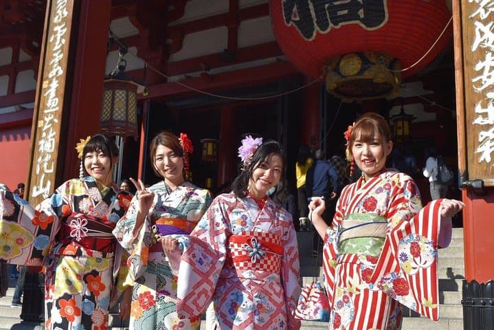 Ride a rickshaw wearing a kimono in Asakusa! Enjoy authentic traditional culture!