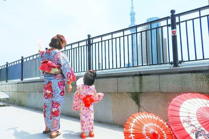 Ride a rickshaw wearing a kimono in Asakusa! Enjoy authentic traditional culture!
