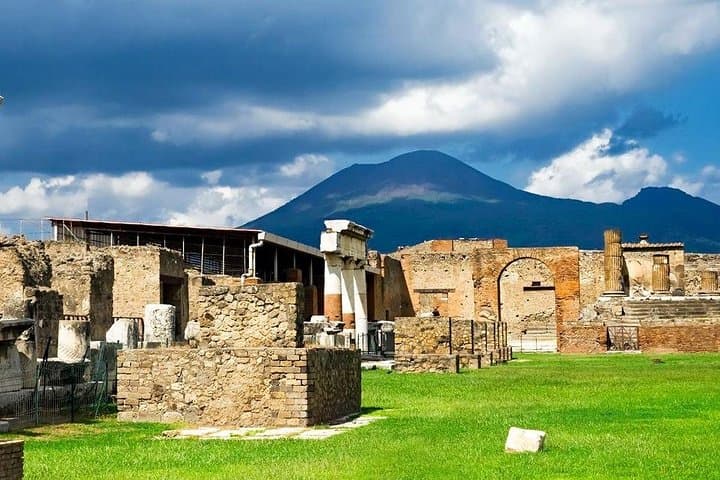 Private Guided Tour Of Naples Historic Center & Pompeii
