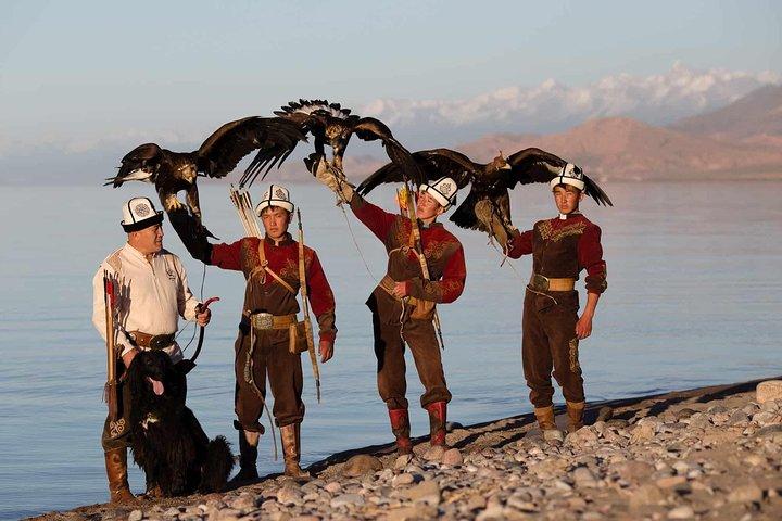 Recorrido de 3 días por el lago Issyk Kul con estancia en yurta y espectáculo de caza de águilas