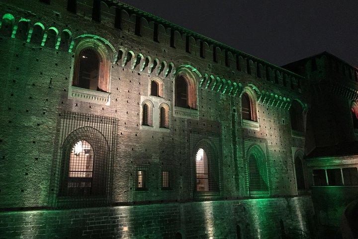 Milan private guided tour by night