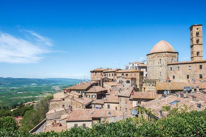 Medeltida byar: San Gimignano & Volterra från Livornos hamn