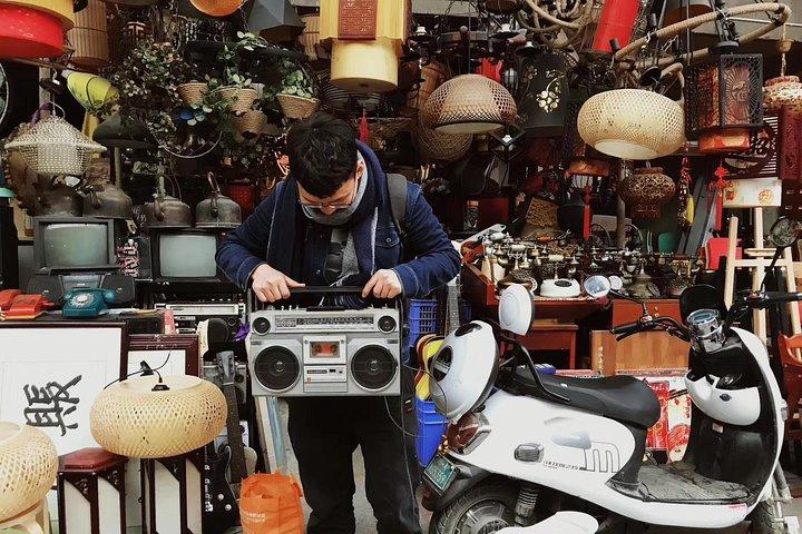 アンティーク家具とフリーマーケットを巡る3時間のプライベートツアー