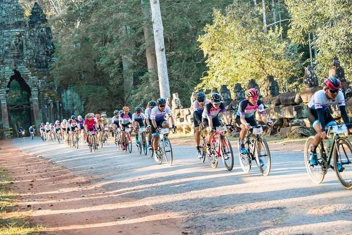 ランチを含むシェムリアップからの終日アンコールテンプルバイクツアー