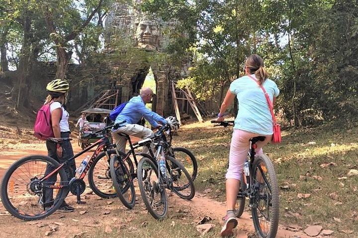 朝食と昼食付きのアンコールサンライズバイクツアー