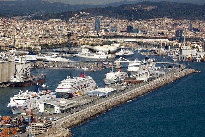 到着送迎: ビジネスカーでクルーズ港からバルセロナへ