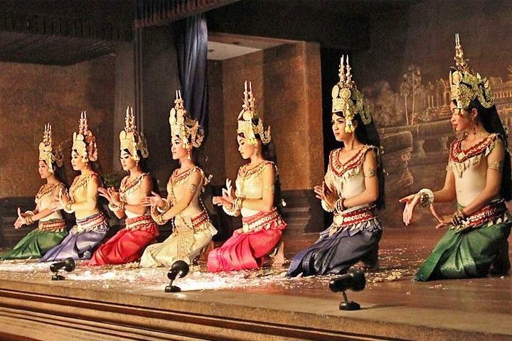 Angkor Village Apsara Theatre e tour serale in tuk tuk