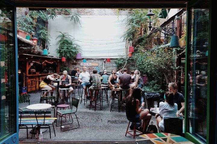 Tournée des bars de la ruine secrète à Budapest avec un local