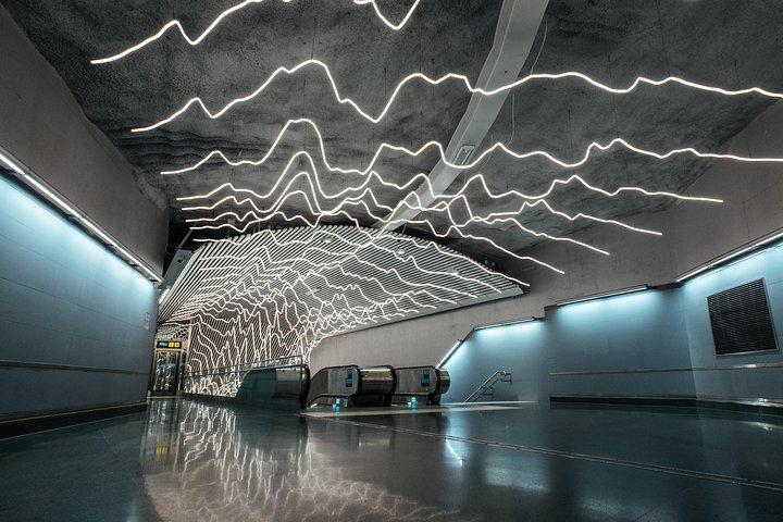ストックホルム：地元の人と一緒に地下鉄アートライド