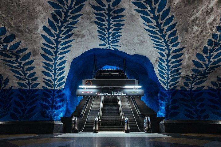 ストックホルム：地元の人と一緒に地下鉄アートライド