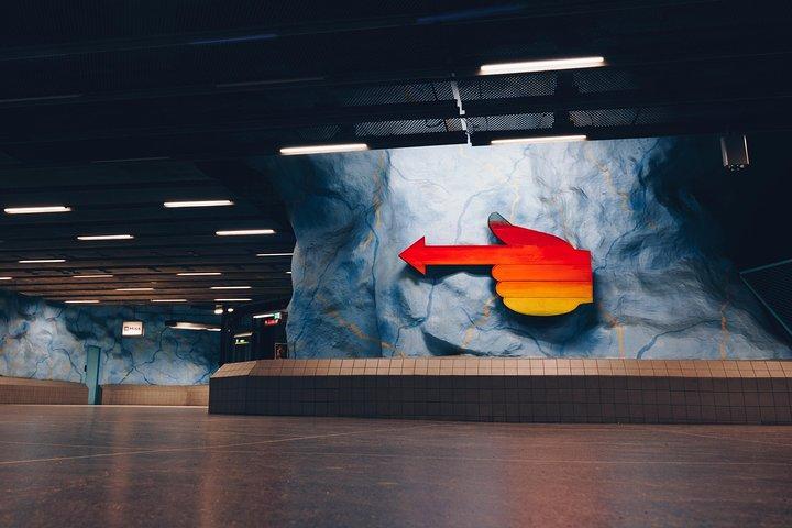 ストックホルム：地元の人と一緒に地下鉄アートライド