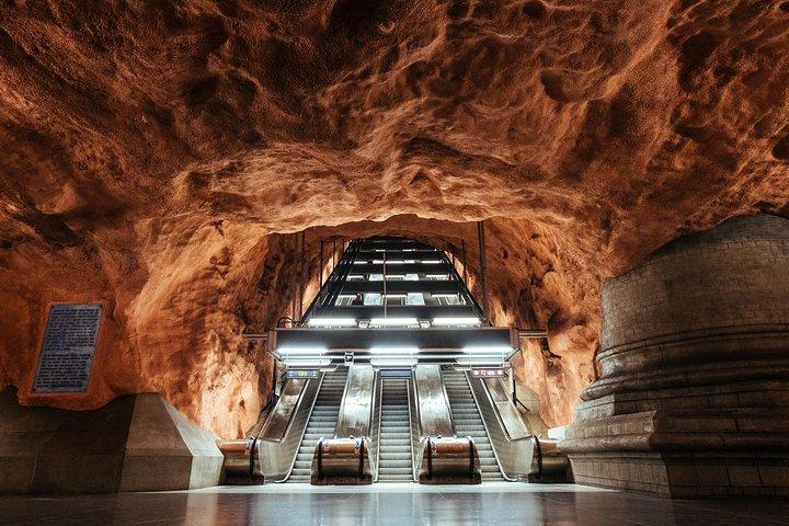 ストックホルム：地元の人と一緒に地下鉄アートライド